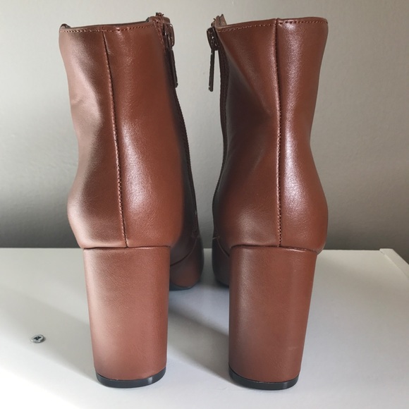 Sleek Ankle Pointed Bootie - Picture 4 of 6