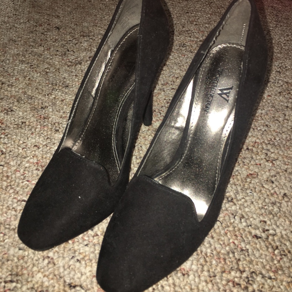 Black 6.5 fabric pumps with silver accent on heel.