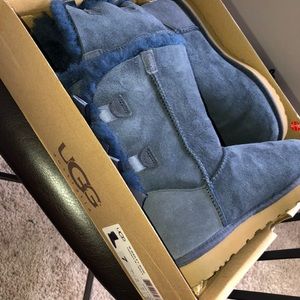 NEVER WORN!!! Navy Blue Ugg boots w/ bows