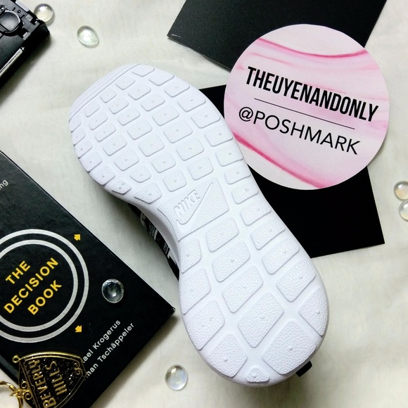 NEW Nike Roshe Suede Black & White Print - Picture 6 of 8