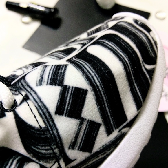 NEW Nike Roshe Suede Black & White Print - Picture 8 of 8