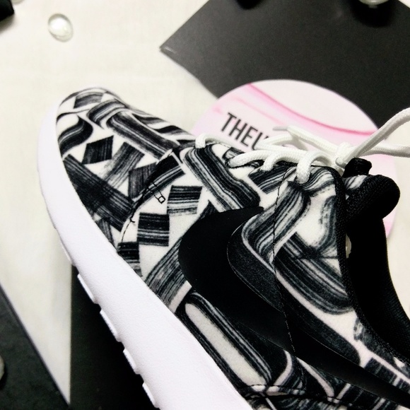 NEW Nike Roshe Suede Black & White Print - Picture 4 of 8