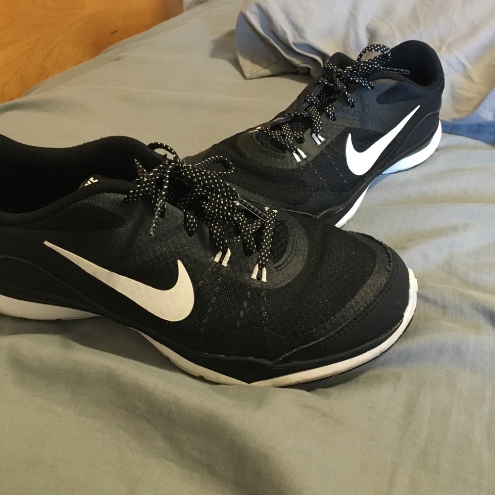 black nike shoes