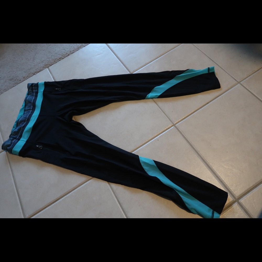 LIKE NEW Lululemon crops - Size 6