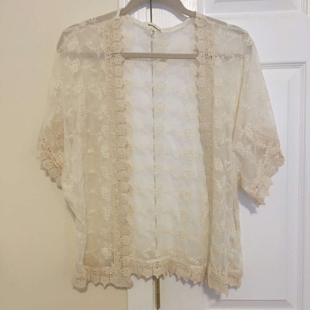 Monteau white lace kimono