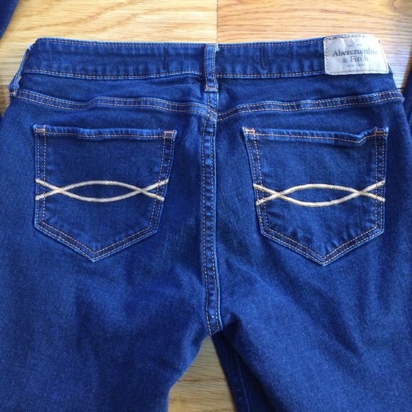 Dark wash Abercrombie and Fitch jeans - Picture 3 of 3