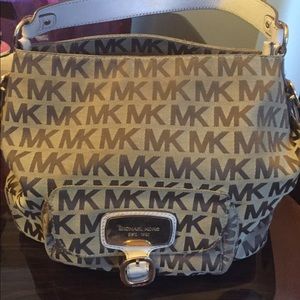 Michael kors classic purse