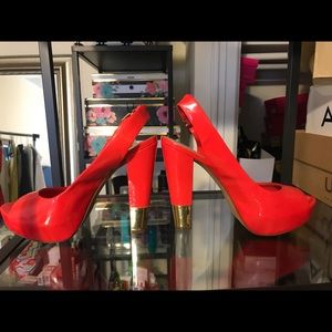 Coral patent leather sandals