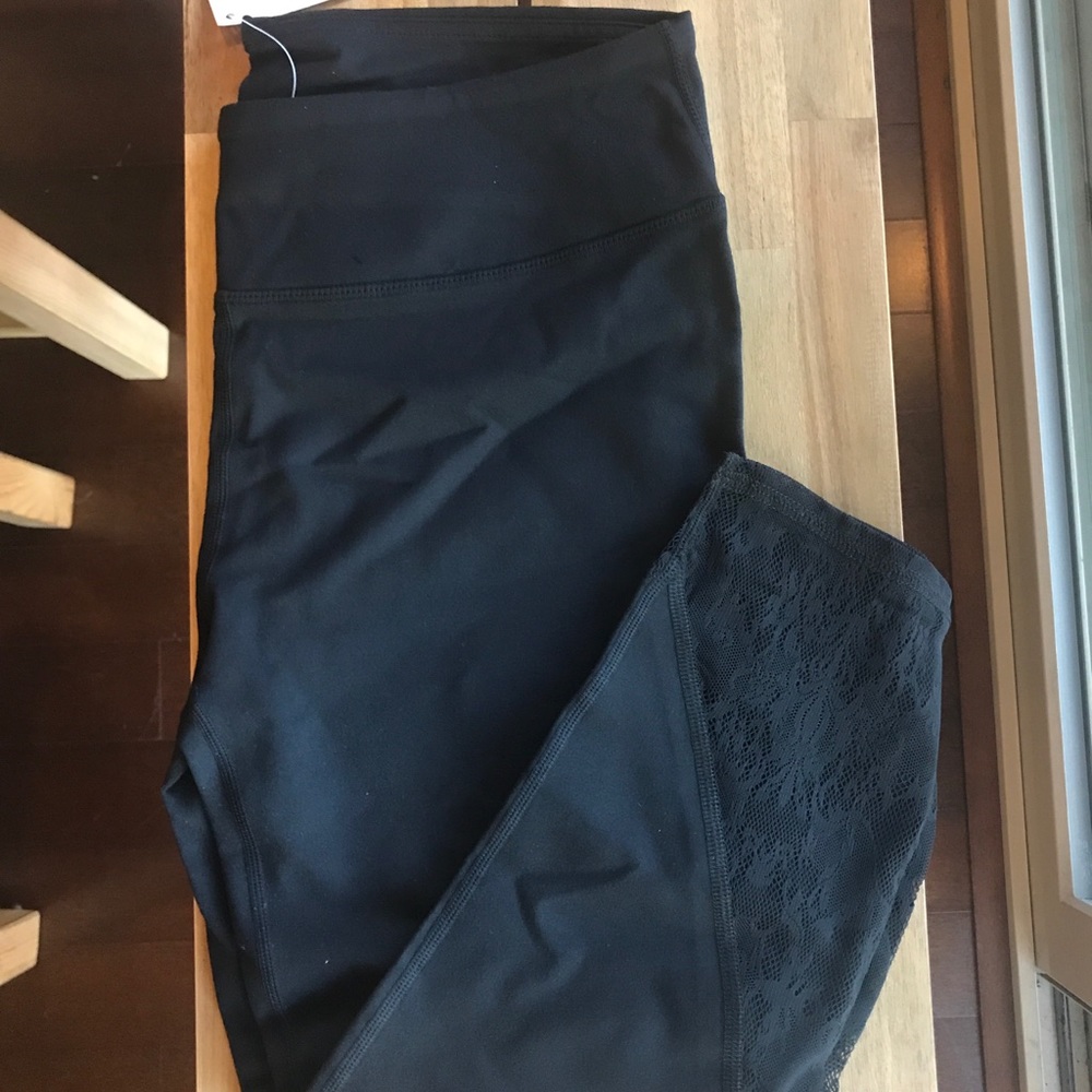 NWT • Fabletics Tuberose Lace-detail Leggings