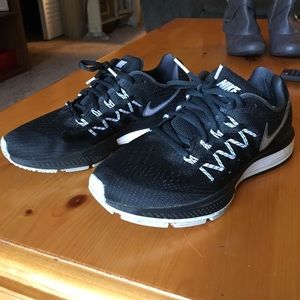 Black Nike Vomero 10s