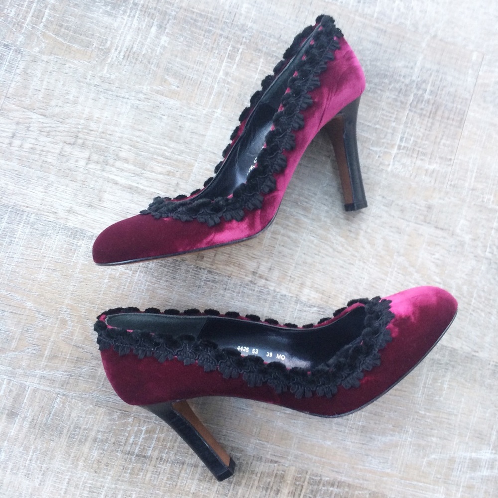 Rebeca Sanver velvet heels