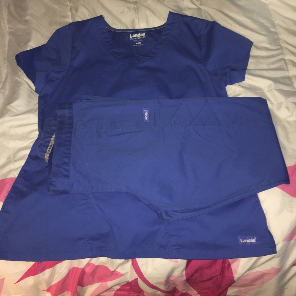 Set of Landau scrubs