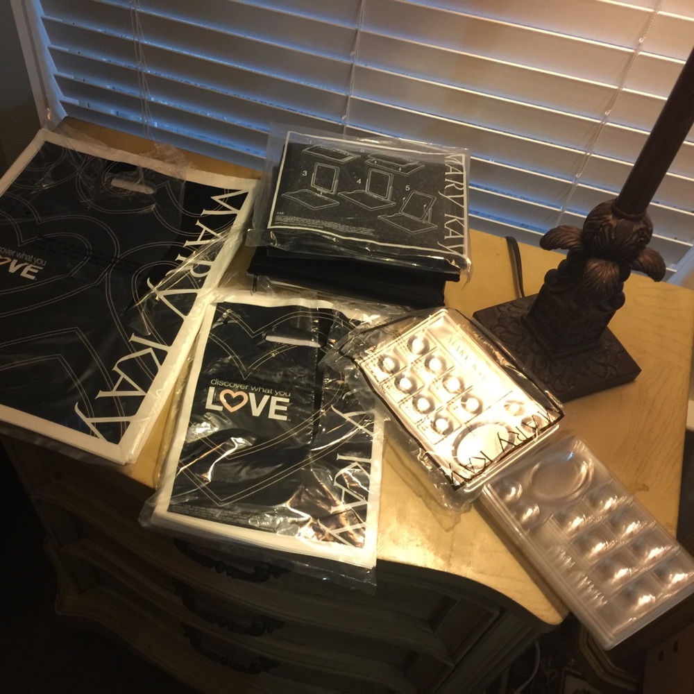 Mary Kay consultant items bags, mirrors, more