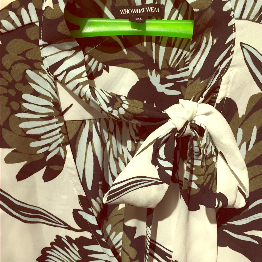 Donated - Tie neck floral sleeveless blouse