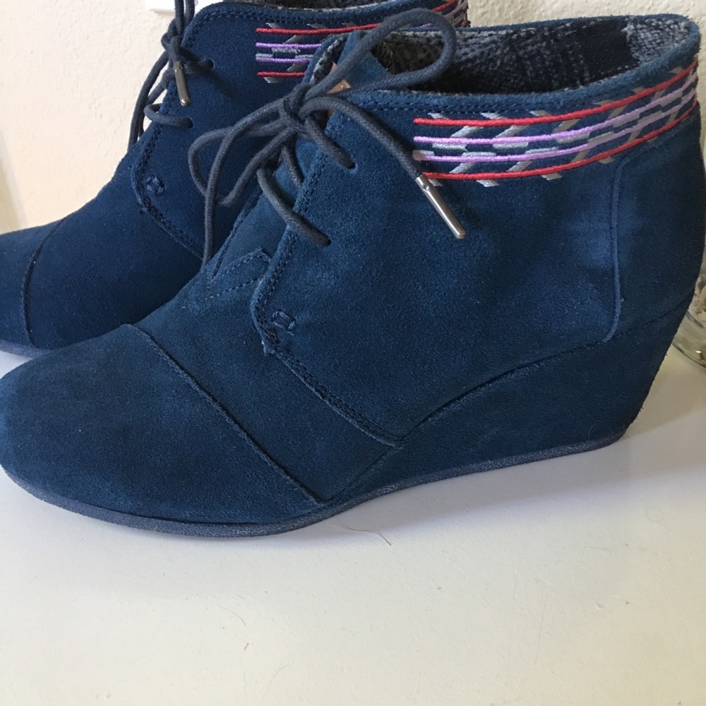 Amazing Tom's blue suede booties size 9.5