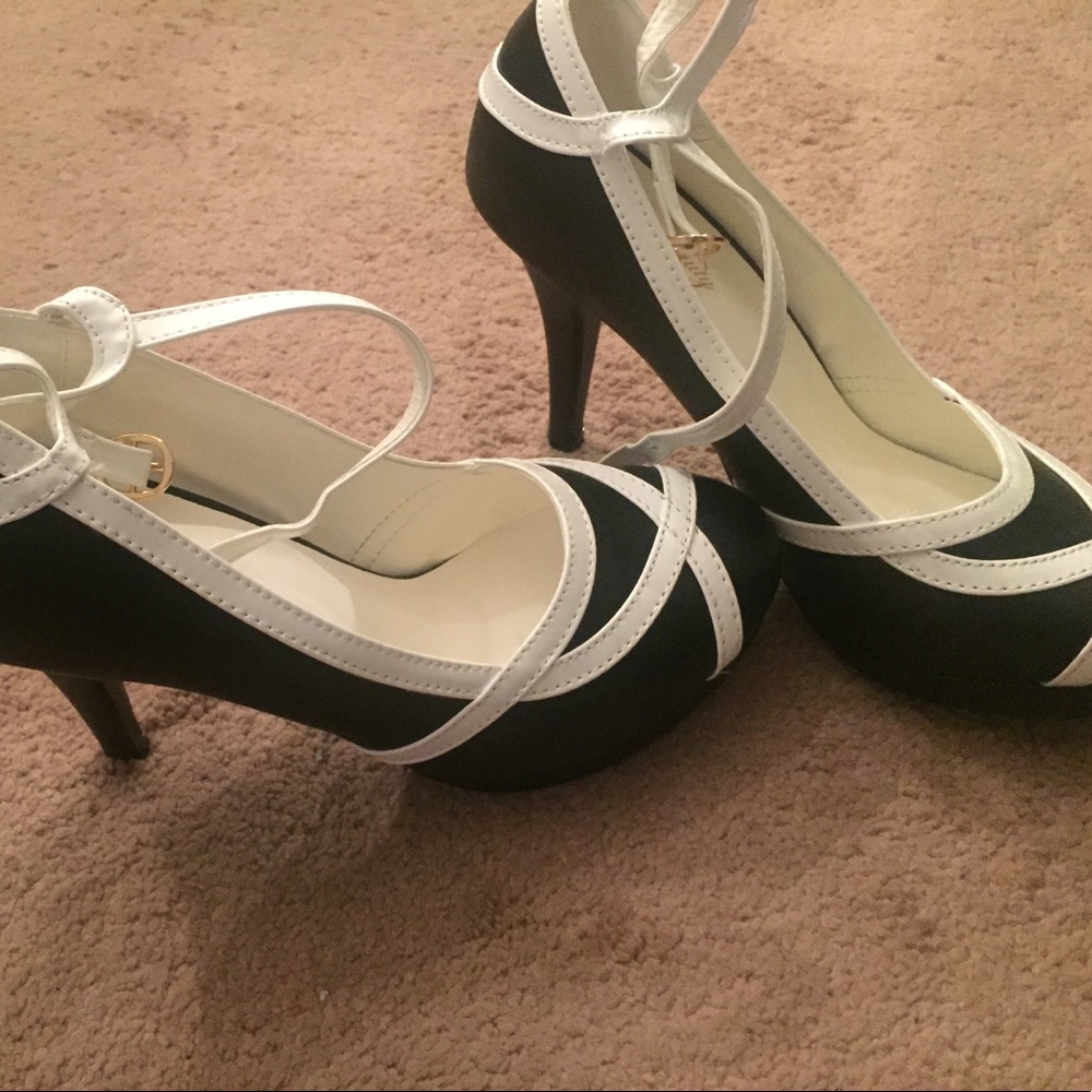 Getmorebeauty retro shoes size 40 brand new.