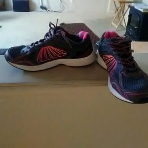 Xersion tennis shoes