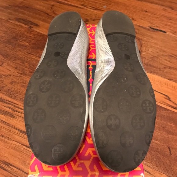 Tory Burch silver leather Reva size 10 - Picture 4 of 5