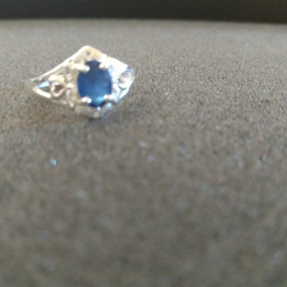 GORGEOUS BRAND NEW SIZE 7 STERLING SILVER RING