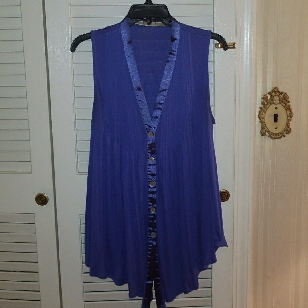 Gibson Sleeveless Pleated Top