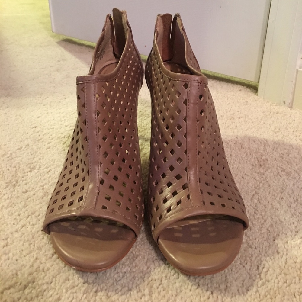 Tahari heels/pumps