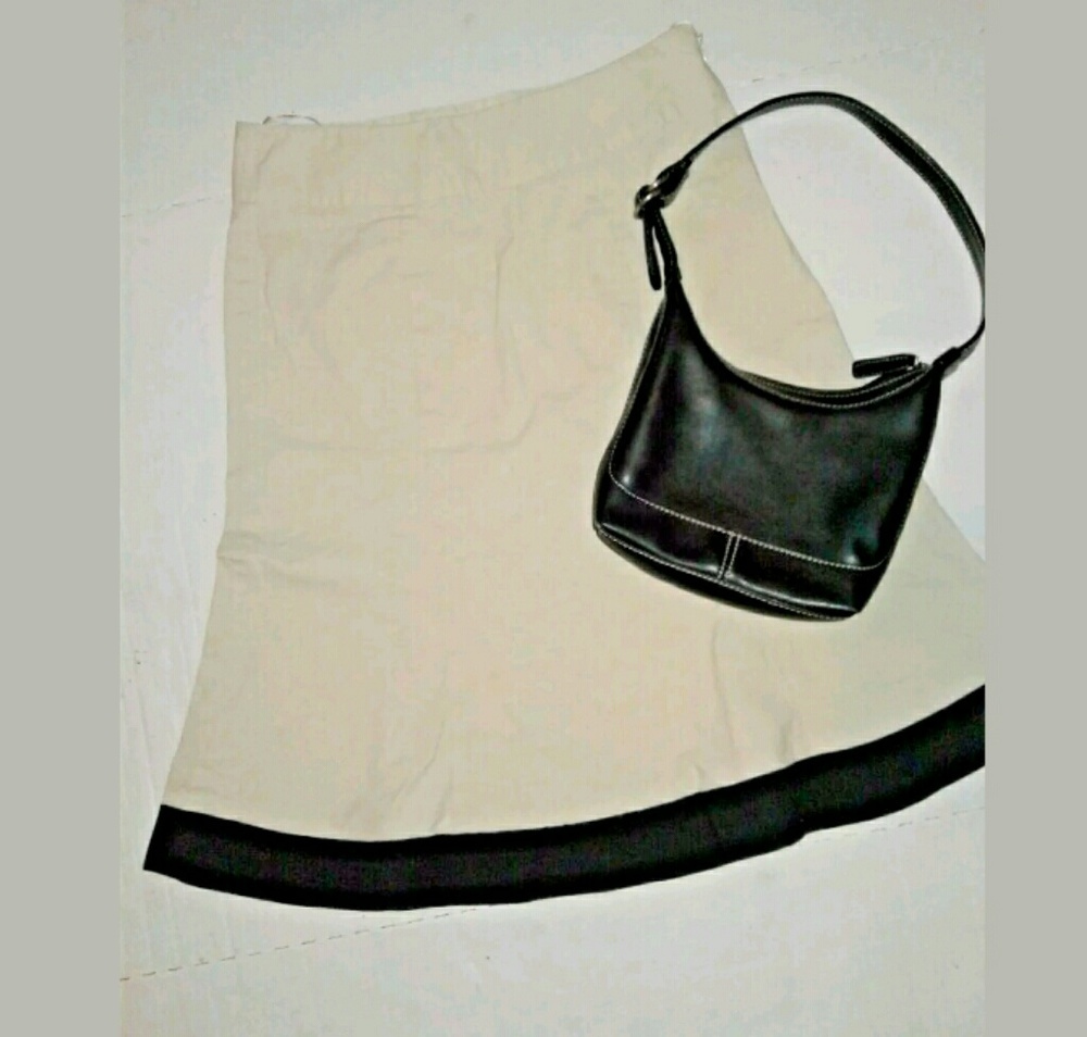 Women's ivory gap skirt with a small black purse