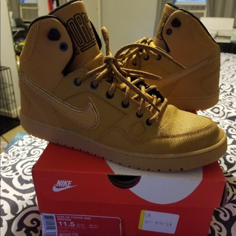 Sun of force mid winter Nike shoes size 11.5