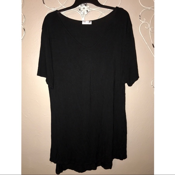 Frumos Tops - Black, V-neck, Tunic-length Tee