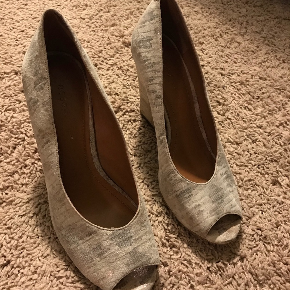 BCBG Silver Pump Wedge WMS 9M