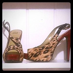 ***D BRAND LEOPARD AWESOME PUMPS***