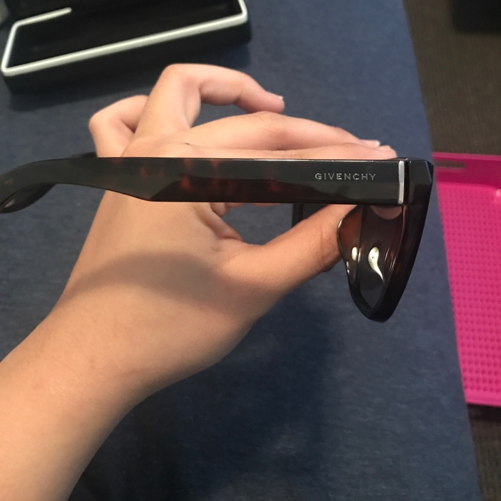 Givenchy sunglasses - Picture 2 of 3
