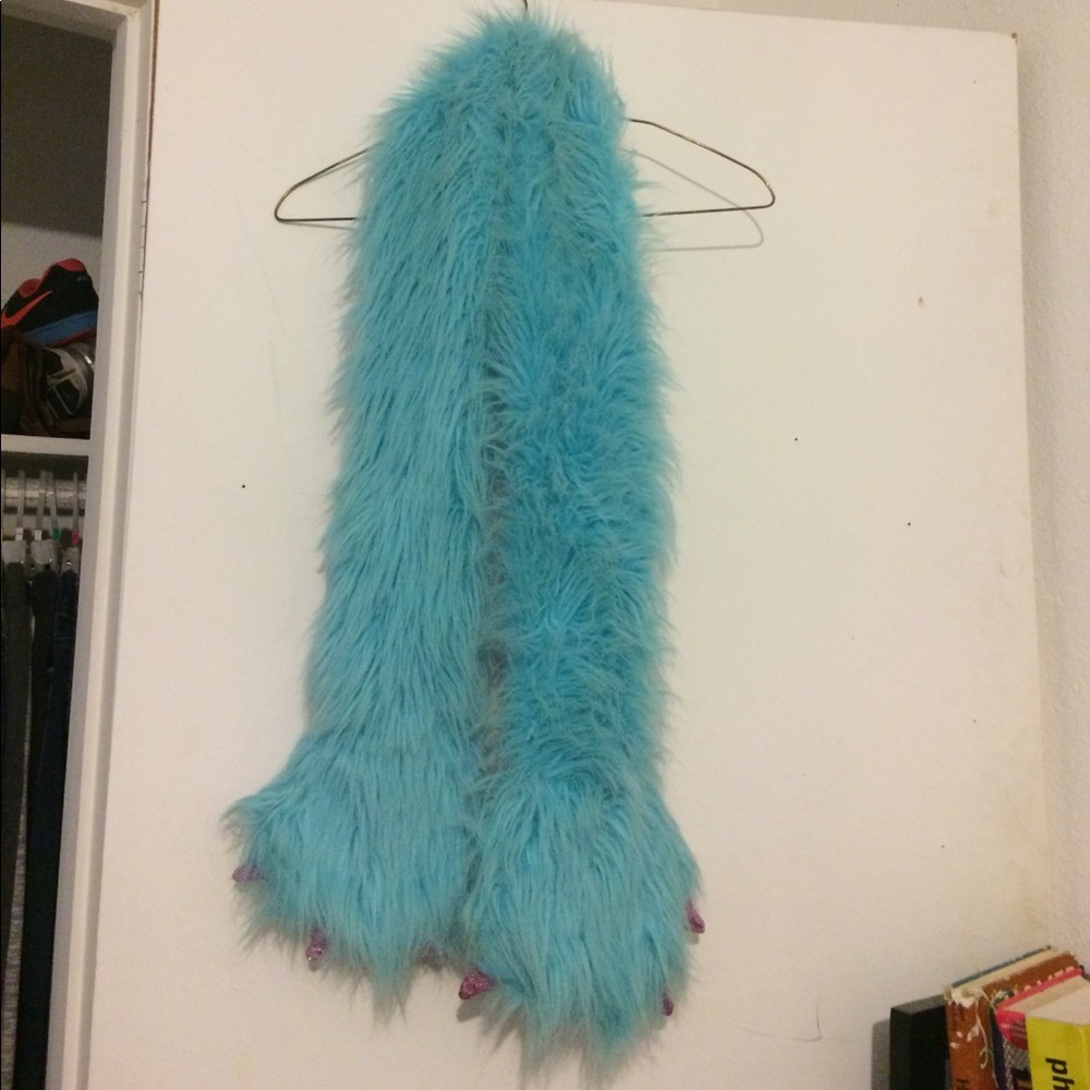 A scarf with pockets