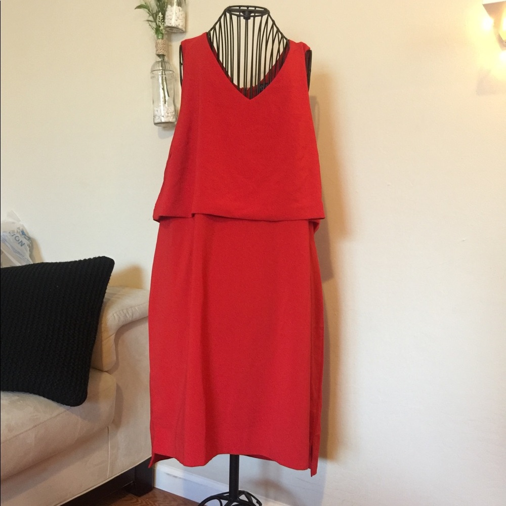 Red sleevless dress