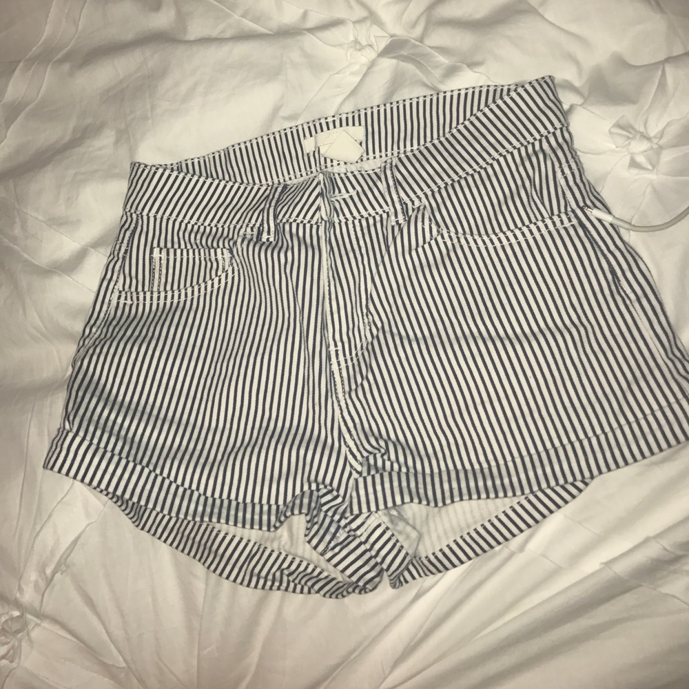 BLACK AND WHITE STRIPED SHORTS