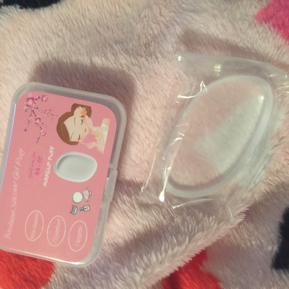Silicone makeup puff