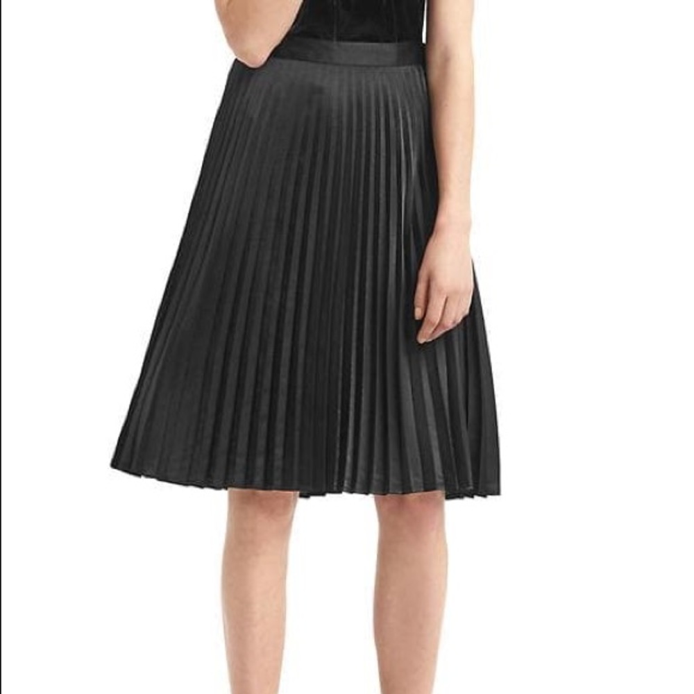 Gap Black Pleated Midi Skirt.  NWT