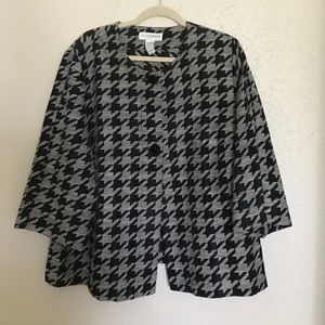 Sag Harbor woman’s size 18W Houndstooth blazer
