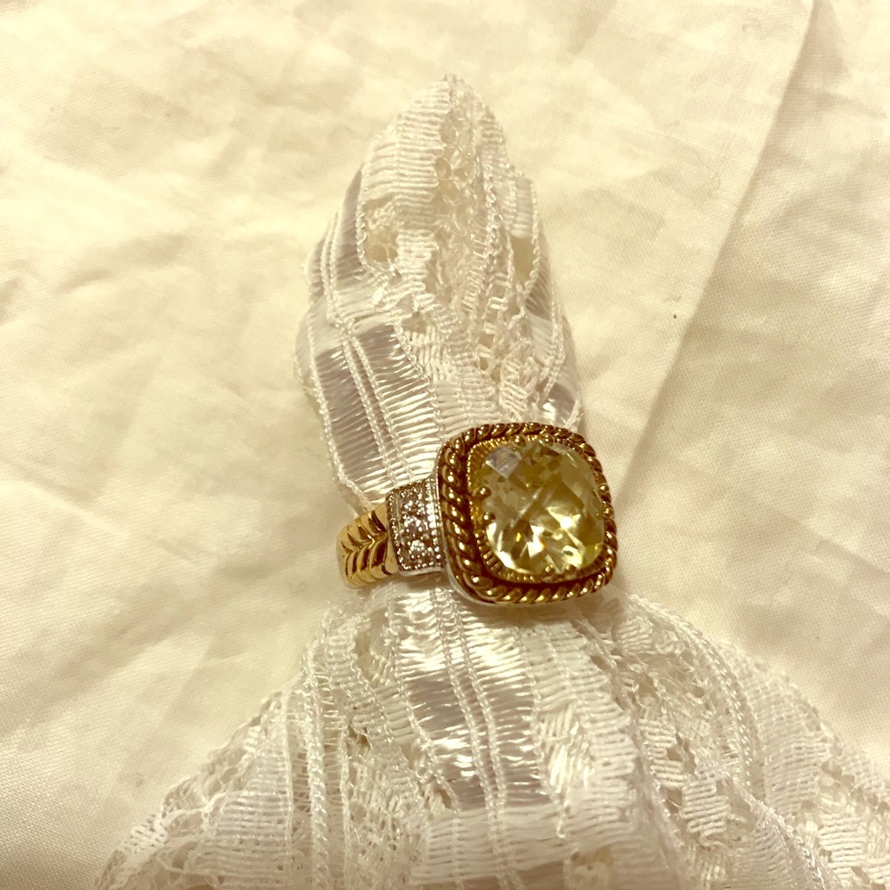 Lia Sofia beautiful ring - size 6