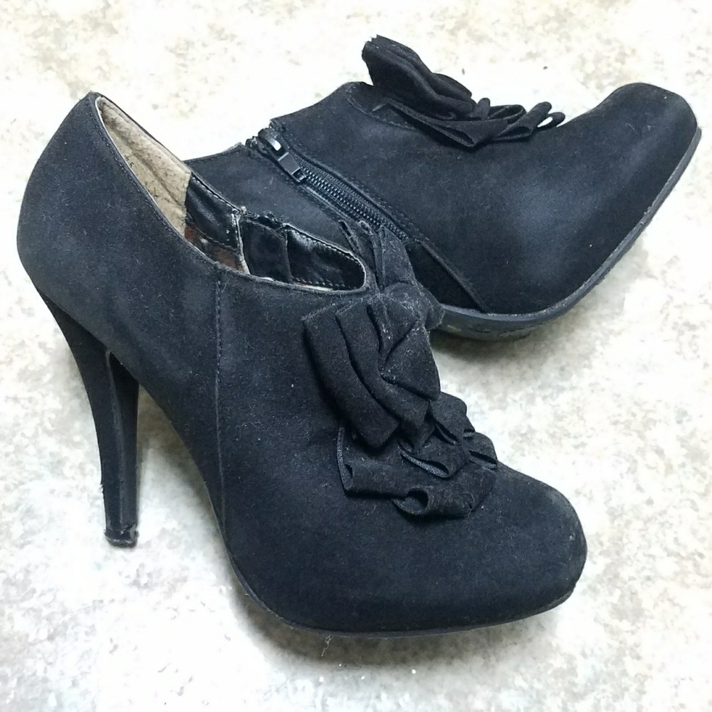 ❕Dollhouse Suede Black Booties