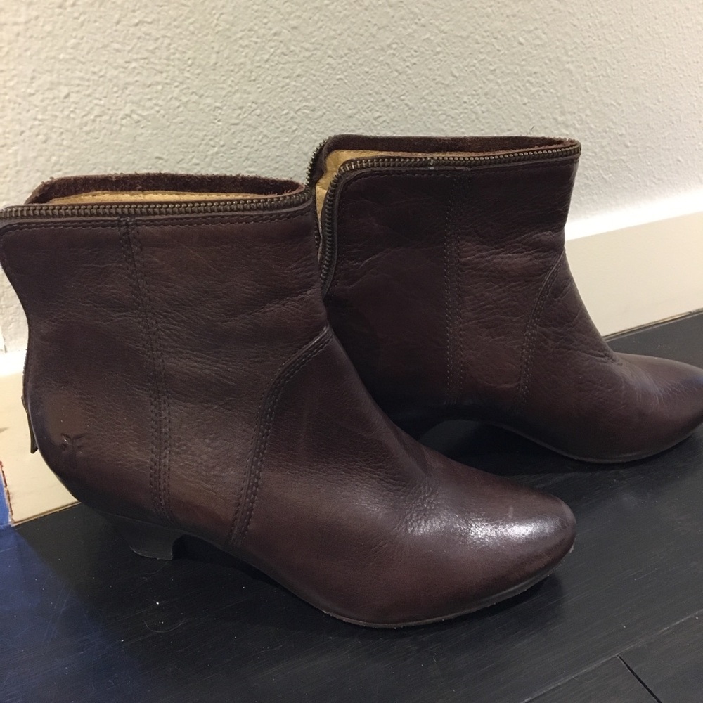 Frye Steffi zip booties size 7
