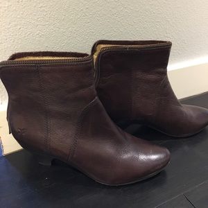 Frye Steffi zip booties size 7