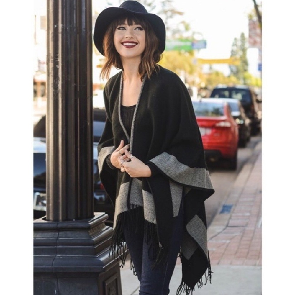Reversible poncho with tassels Black & Grey