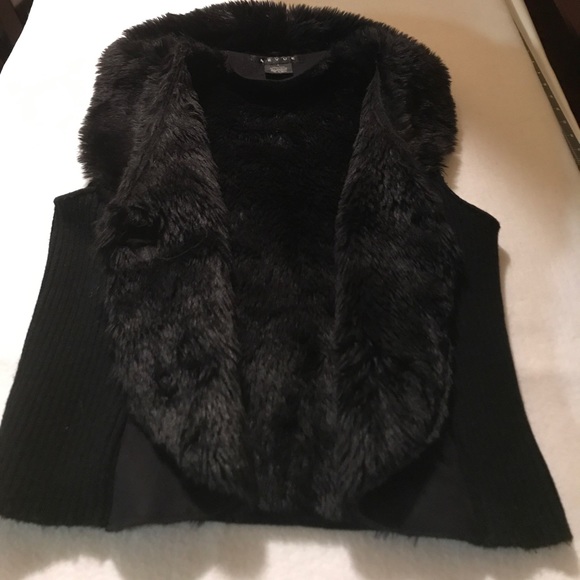 Revue - Picture 2 of 5