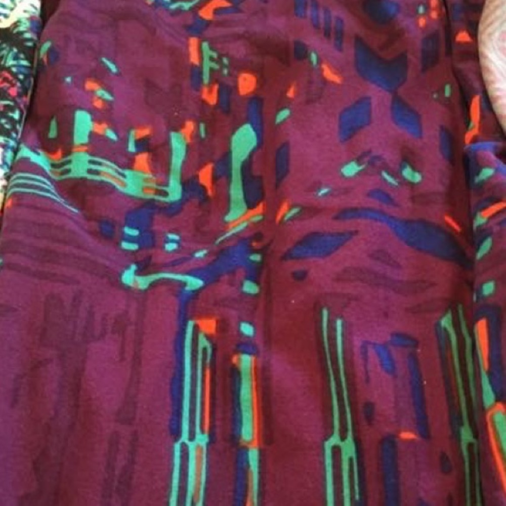 Purple background LulaRoe OS leggings