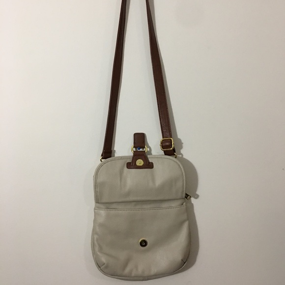 A crossbody purse - Picture 2 of 4