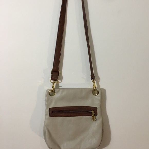 A crossbody purse - Picture 3 of 4