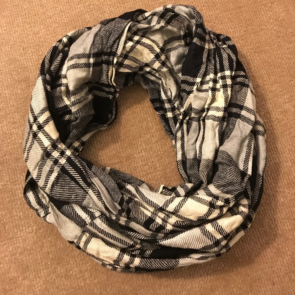 Plaid circle scarf