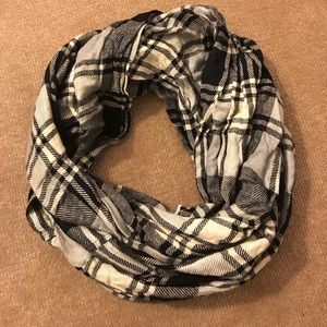 Plaid circle scarf