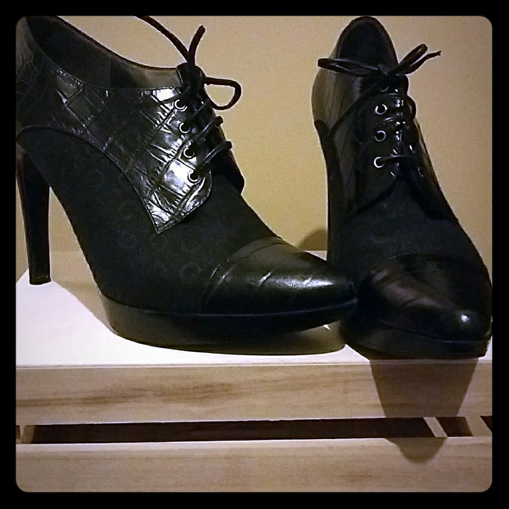 Guess lace up bootie