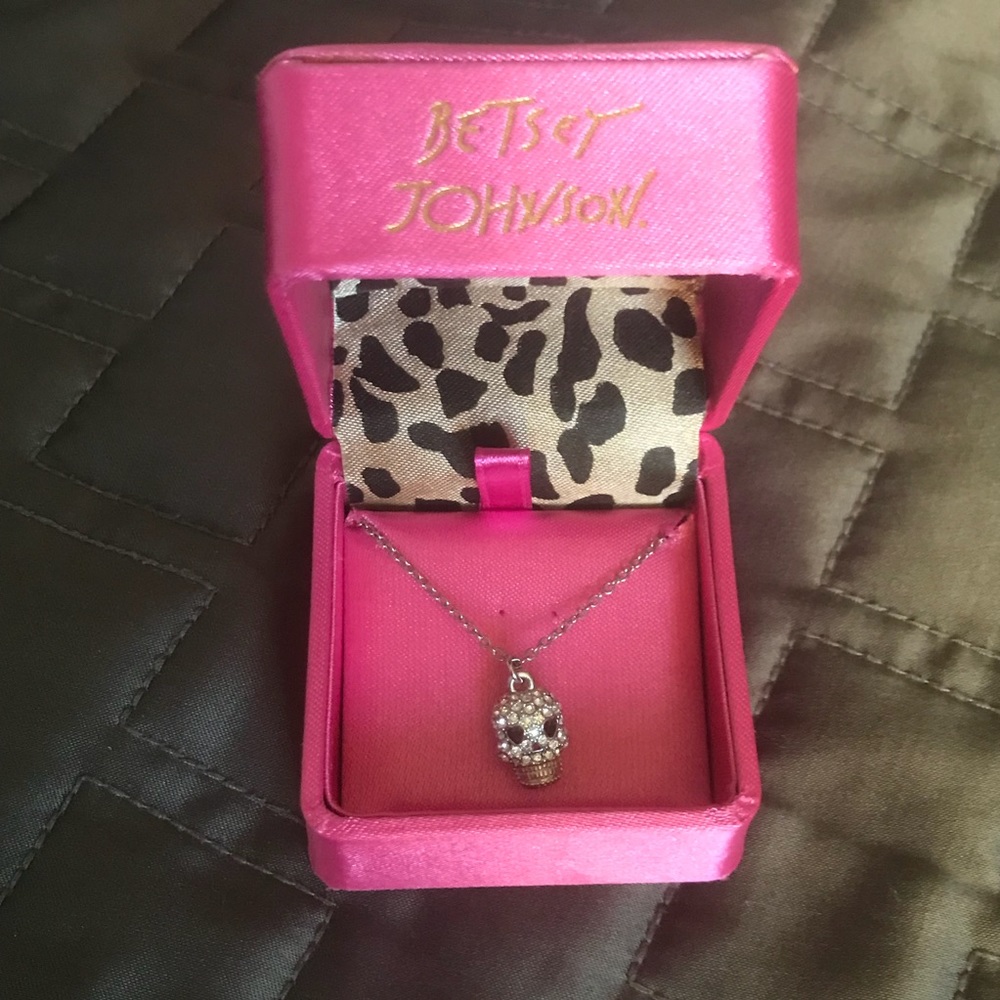NIB Betsy Johnson Skull 💀 silver bling Necklace